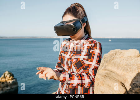 Das Mädchen mit den Gläsern eine virtuelle Realität. Moderne Technik im Alltag. Stockfoto