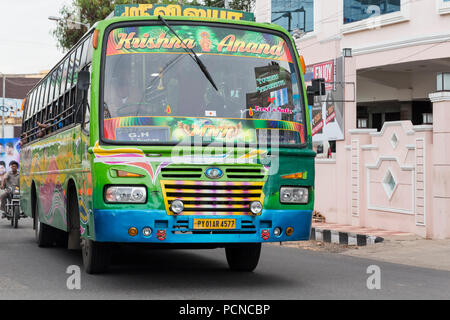 PONDICHERY, PUDUCHERRY, Tamil Nadu, Indien - SEPTEMBER CIRCA, 2017. Grünen Bus Öffentliche Verkehrsmittel Stockfoto