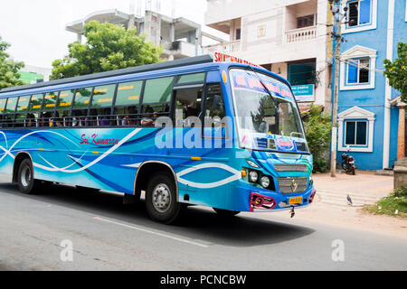 PONDICHERY, PUDUCHERRY, Tamil Nadu, Indien - SEPTEMBER CIRCA, 2017. Blue Bus Öffentliche Verkehrsmittel Stockfoto