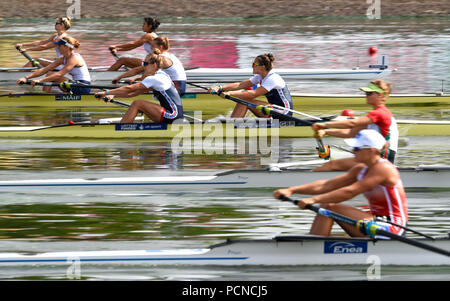 Großbritanniens Rowan McKellar (vorne) und Harriet Taylor konkurrieren in der Frauen Paar Hoffnungslauf 1 während des Tag zwei der 2018 europäischen Meisterschaften an der Strathclyde Country Park, North Lanarkshire. Stockfoto