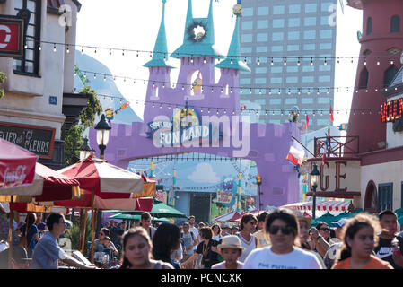 Los Angeles, Kalifornien, USA - 30. Juli 2018: Touristen und Besucher in den Universal Studios Hollywood, Los Angeles, CA Stockfoto