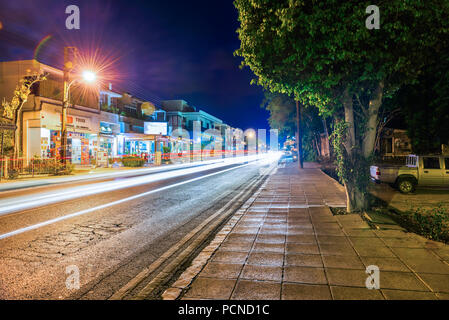 Paphos, Zypern - 22. September 2016: ein Fragment der Stadt bei Nacht. Stockfoto