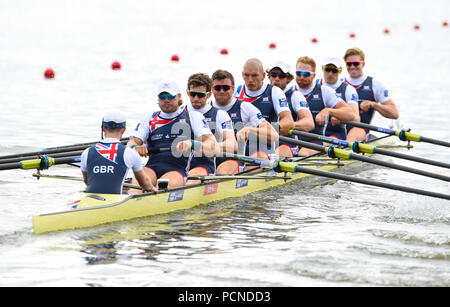 Großbritanniens George Thomas, Tom Jeffery, William Satch, Tom Ransley, Mohamed Sbihi, Alan Sinclair, Matthew Tarrant, Oliver Wynne-Griffith und Henry Fieldman konkurrieren in der Männer acht Hoffnungslauf 1 während des Tag zwei der 2018 europäischen Meisterschaften an der Strathclyde Country Park, North Lanarkshire. Stockfoto