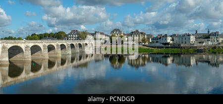 Reflexionen in einem ruhigen Fluss Loire an einem sonnigen Herbsttag in Angers, Maine-et-Loire, Frankreich Stockfoto