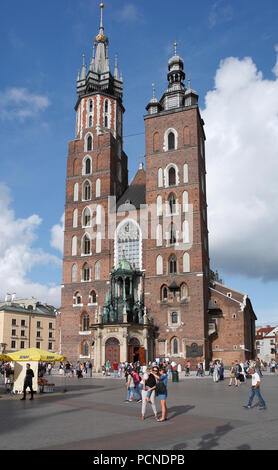 Die Basilika St. Maria am Marktplatz der Altstadt Krakaus, Kleinpolen, Polen, Europa Stockfoto