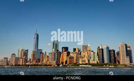 Die Skyline von New York City an einem heißen Sommertag aus dem oberen Schacht aus eine Fähre. Stockfoto