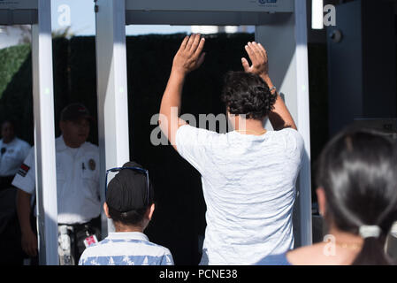 Los Angeles, Kalifornien, USA - 30. Juli 2018: Nicht identifizierte Personen ausgerichtet für Sicherheitsprüfung in den Universal Studios Hollywood, Los Angeles, CA Stockfoto