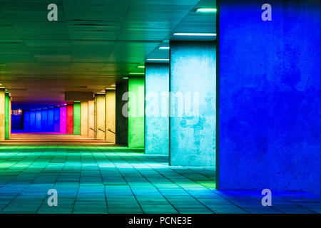 Bunte Night Shot unter Het Nieuwe Instituut Kunstgalerie in Rotterdam. Stockfoto