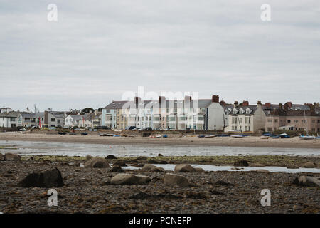 Waterfront Häuser auf Rhosneigr Strand, Anglesey, North Wales, UK Stockfoto