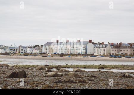 Waterfront Häuser auf Rhosneigr Strand, Anglesey, North Wales, UK Stockfoto