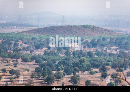 Luftbild von agro Landschaft Feld & Wald von einem Hügel Sommer Blick auf grünes Land mit Feldern und Gärten. Stockfoto