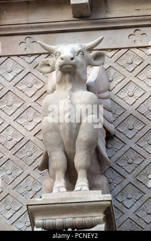 Der geflügelte ox Symbol des heiligen Evangelisten Lukas, Statue auf der Fassade des Heiligen Augustinus Kirche in Paris, Frankreich Stockfoto