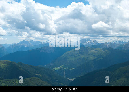 Der herrliche Frühlingsblick vom 3000 Meter hohen Lagazuoi-Berg auf dem Falzarego-Pass im Herzen der Dolomiten Stockfoto