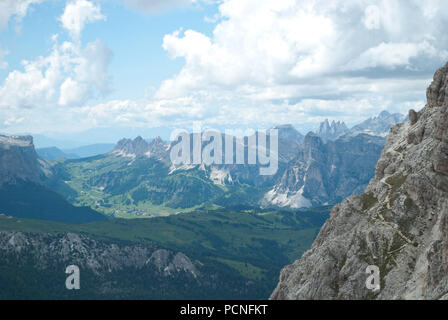 Der herrliche Frühlingsblick vom 3000 Meter hohen Lagazuoi-Berg auf dem Falzarego-Pass im Herzen der Dolomiten Stockfoto