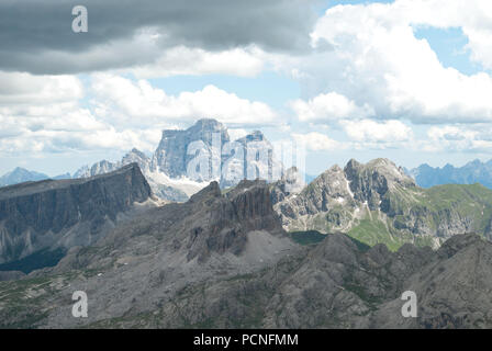 Der herrliche Frühlingsblick vom 3000 Meter hohen Lagazuoi-Berg auf dem Falzarego-Pass im Herzen der Dolomiten Stockfoto