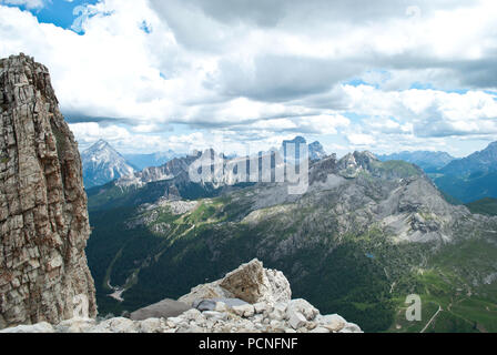 Der herrliche Frühlingsblick vom 3000 Meter hohen Lagazuoi-Berg auf dem Falzarego-Pass im Herzen der Dolomiten Stockfoto