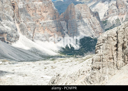 Der herrliche Frühlingsblick vom 3000 Meter hohen Lagazuoi-Berg auf dem Falzarego-Pass im Herzen der Dolomiten Stockfoto