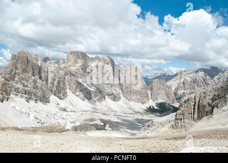 Der herrliche Frühlingsblick vom 3000 Meter hohen Lagazuoi-Berg auf dem Falzarego-Pass im Herzen der Dolomiten Stockfoto