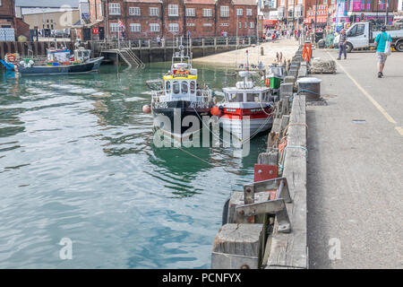 Fischerboote vertäut im Hafen von Scarborough Stockfoto