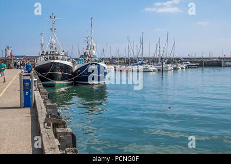 Fischerboote vertäut im Hafen von Scarborough Stockfoto