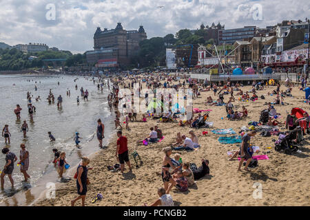 Die South Beach Scarborough an einem sonnigen Tag mit vielen Menschen sich zu amüsieren. Stockfoto