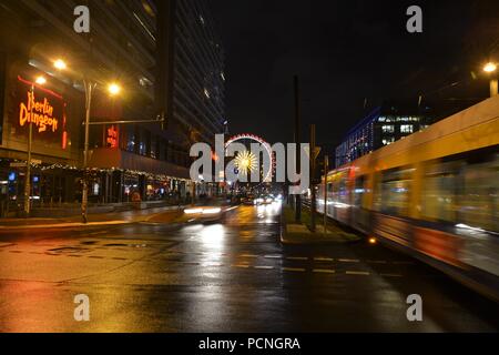 Riesenrad am Alexanderplatz Weihnachtsmarkt bei Nacht Stockfoto