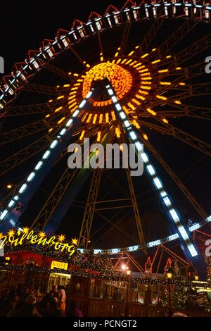 Riesenrad am Alexanderplatz Weihnachtsmarkt bei Nacht Stockfoto