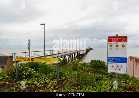 Warnung Krokodil Warnzeichen kein Schwimmen am Eingang des Cardwell Jetty, Cardwell, Queensland, Australien Stockfoto