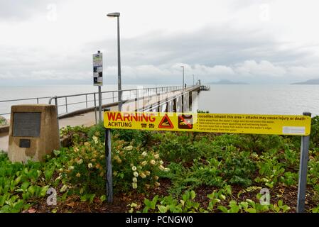 Warnung Krokodil Warnzeichen kein Schwimmen am Eingang des Cardwell Jetty, Cardwell, Queensland, Australien Stockfoto