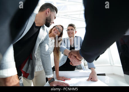 Bis zu schließen. Handshake der Architekt und Auftraggeber Stockfoto
