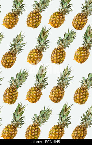 Ananas Muster oder Hintergrundbild auf weißem Hintergrund. Sommer Konzept von Frische reife ganze Ananas Schuß von oben Stockfoto