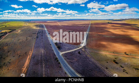 Antenne Panorama der wunderschönen Landschaft in Südaustralien - gepflügte Felder und Weiden Stockfoto