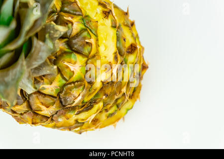 Eine geschnittene Ananas auf isoliert weißer Hintergrund, Schuß von oben. Blick von oben auf die Reife frische Ananas stehen auf weißen Tisch Stockfoto