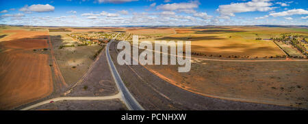 Breite Antenne Panorama der weiten Ebenen von landwirtschaftlichen Flächen in Südaustralien auf sonnigen Tag Stockfoto