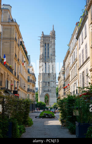 Paris typische Straße und Saint-Jacques spätgotischen Turm bleibt einer Kirche in Paris Frankreich Stockfoto