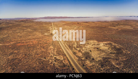 Landschaft Landstraße, die durch die australische Outback Wüste, Berge - Luftbild panorama Stockfoto