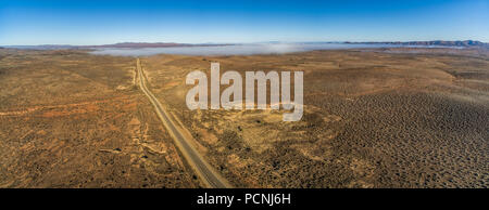 Landschaft Landstraße, die durch die australische Outback Wüste, Berge - große Antenne panorama Stockfoto