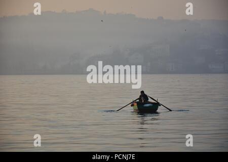 Sonnenaufgang in Istanbul, während ein Fischer ist die Vorbereitung für die Fischerei Stockfoto