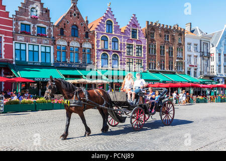 Touristen auf City Tour mit einem Pferd und Falle im Markt, Brügge ergriffen werden, Stockfoto