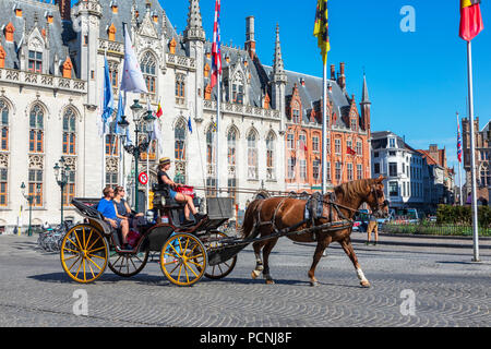 Touristen auf einer City tour mit einem Pferd und Trap, Markt, Brügge, Belgien Stockfoto