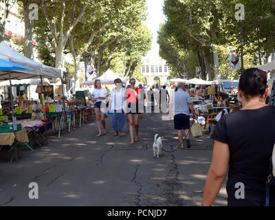 Flohmarkt in der belebten Platz in Lima ist die Szene von einem sonnigen Sommertag als Sie eines Ihrer wöchentlichen Brocantes halten Stockfoto