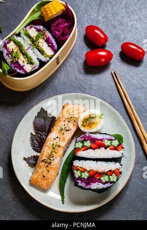 Japanisches Mittagessen mit Tofu onigirazu und Lachs Stockfoto