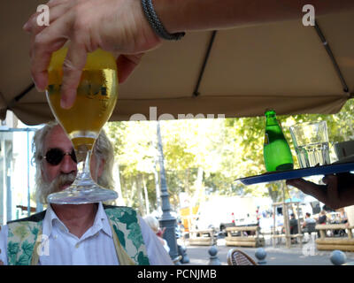 Französische Kellner zu Tabelle outside cafe in Frankreich Stockfoto