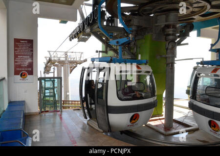 Israel, Oberes Galiläa, Manara Klippe, an der libanesischen Grenze mit Blick auf den Hula Tal. Die Seilbahn absteigend nach Kiryat Shmona im Tal unten Stockfoto