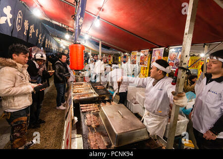 Shogatsu, ins neue Jahr in Nishinomiya Schrein, Japan. Fast Food stall verkaufen gebratenes Fleisch und Tintenfisch, ikayaki. Beliebt bei den Besuchern am Festival und neue Ja Stockfoto