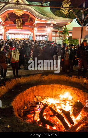 Shogatsu, neues Jahr, Nishisnomiya Schrein, Japan. Leute um Lagerfeuer verwendet alte Glücksbringer zu brennen, bei Ihrem ersten Besuch, Hatsumode. Stockfoto