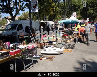 Flohmarkt in der belebten Platz in Lima ist die Szene von einem sonnigen Sommertag als Sie eines Ihrer wöchentlichen Brocantes halten Stockfoto