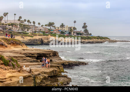 La Jolla Cove ist eine kleine, malerische Bucht und Strand, die Klippen in La Jolla, San Diego, Kalifornien, USA umgeben ist. Die Bucht ist als Pa geschützt Stockfoto