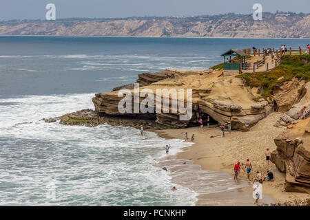 La Jolla Cove ist eine kleine, malerische Bucht und Strand, die Klippen in La Jolla, San Diego, Kalifornien, USA umgeben ist. Die Bucht ist als Pa geschützt Stockfoto