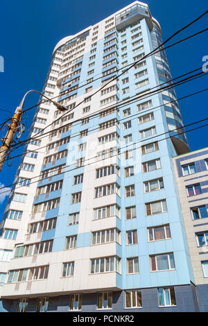 Ansicht von unten auf ein hohes Gebäude. Stockfoto
